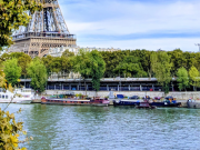 ROMANTIC BOAT SAIL IN THE CENTER OF PARIS