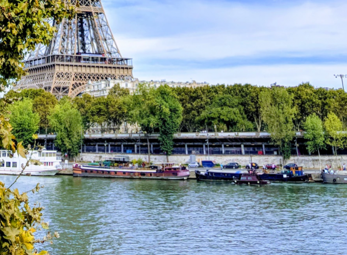 ROMANTIC BOAT SAIL IN THE CENTER OF PARIS